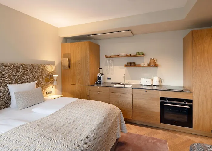 Hypernym Hotel & Suites